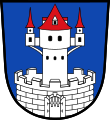 Stadt Neunburg vorm Wald In Blau aus zinnenbekrönter silberner Ringmauer mit offenem Tor und Fallgatter aufsteigend ein silberner Turm, beiderseits des Obergeschosses je ein Erkertürmchen, alle mit roten Spitzdächern.