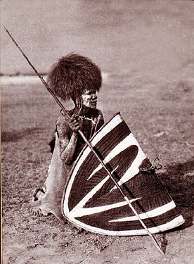 Luo-Krieger mit Löwenfell (zwischen 1902 und 1913)