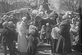 Vappu celebrators by the fountain in 1932