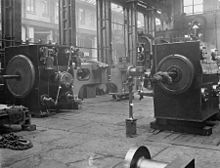 Cross compound Corliss mill engine 1900, shop assembled to ensure that the parts fit together and make any preliminary adjustments, the low-pressure cylinder is on the left, high-pressure cylinder on the right.[72][112]