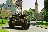Schützenpanzer Saurer bei einer Übung 1999