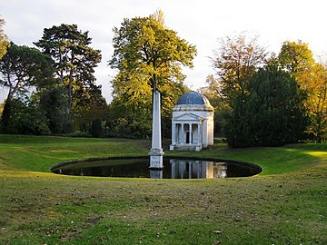 Ionischer Tempel im Park