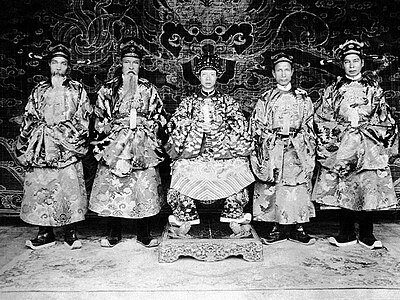 Emperor Khải Định (middle) and mandarins wearing ô sa mạo hats influenced by wushamao