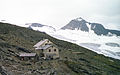Defreggerhaus (1980) mit Blick auf Weißspitze (3300 m), davor Zettalunitzkees