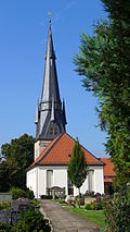 Jacobuskirche mit Kirchturm und Kirchenschiff