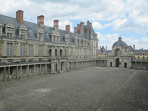 The Royal residence of Henry IV on the Oval Courtyard (1601-1606)