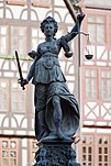 Justitia auf dem Gerechtigkeitsbrunnen am Frankfurter Römerberg