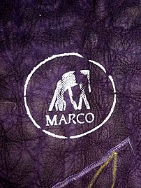 „Marco“ (Fränkische Pelz­industrie – Marco Pelz). Mit der Abbildung eines grasenden Lamms