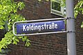 Koldingstraße: Sehr schmal und eckiger, oberes Loch beim kleinen e höher als breit, Strichenden beim kleinen s schräg