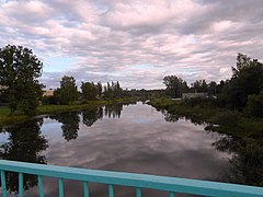 Der angestaute Fluss Juchot in Bolschoje Selo