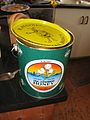 Paint can with bail handle