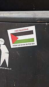 Aufkleber mit Slogan „Free Palestine from the river to the sea“, Schiedam, Niederlande, Oktober 2023
