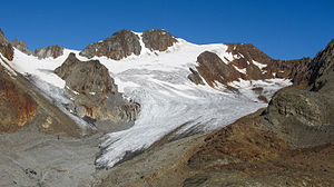 Von Osten: Guslarferner mit Gletscherzunge, dahinter das Fluchtkogel-Massiv, Stand: Juli 2011