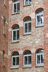 Windows not aligned horizontally, while still looking harmonious – Castel Béranger