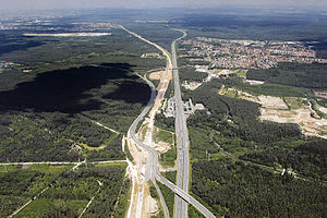 Das Autobahndreieck Nürnberg/Feucht (unterer Bildrand). Im Hintergrund sind Nürnberg (links oben) und Feucht (Mitte rechts) erkennbar.