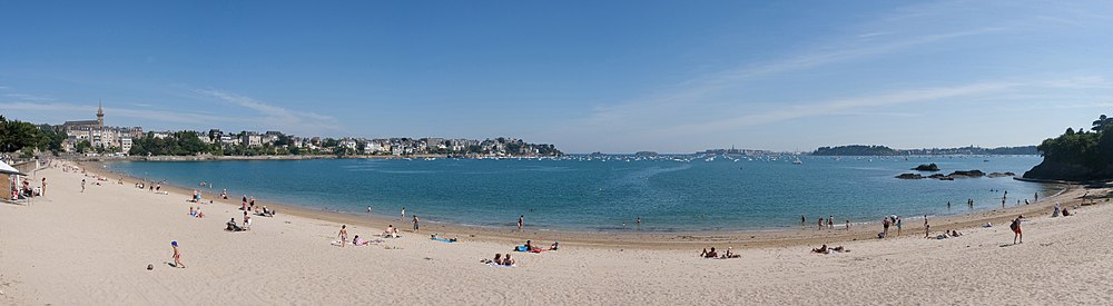 Plage du Prieuré, mit der Stadt Dinard links und Saint-Malo im Hintergrund