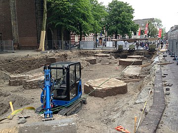 Excavation work on the foundations of the central nave pillars, 2013