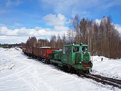 Diesellok der SŽD-Baureihe TU4 – № 818 mit Güterzug