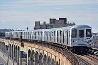Zug der Baureihe R46 der New York City Subway mit angetriebenen Stahlrädern auf Stahlschienen