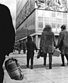 1965: Passers-by at the Berlin Teachers' Association Building