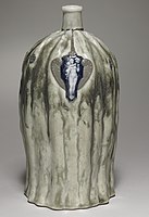 Porzellanflasche in vegetabiler Form mit Figurenschmuck