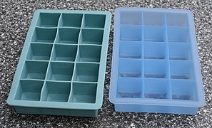 Flexible ice cube trays made of silicone allow easy extraction of ice.