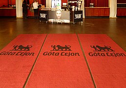 Roter Teppich mit Löwenmotiv.