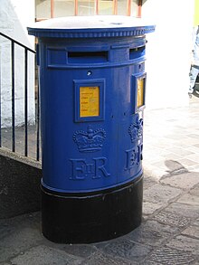 Ein blauer Briefkasten der Guernsey Post