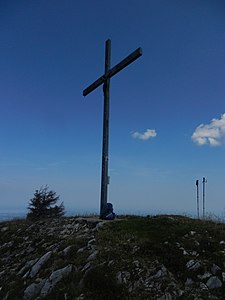 Das Gipfelkreuz des Streichers. Blick nach Nordwesten in Richtung Chiemsee.