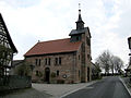 Die neoromanische Kirche des Ortes