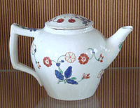 Chantilly milk pot in Kakiemon style, 1725–1751.