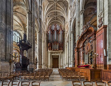 Nave facing west, organ, pulpit (left) and banc d'ouvre (right)