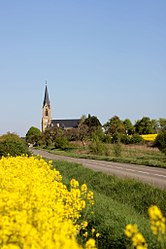 The church and surroundings in Halstroff