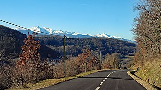 Abfahrt Richtung Chalabre mit Pyrenäen im Hintergrund