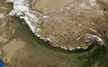 Satellitenaufnahme des Himalayas mit der schneebedeckten Hauptfrontalüberschiebung (Main Frontal Thrust)