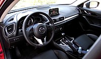 Interieur des Mazda3 Sports-Line mit zentralem Drehzahlmesser