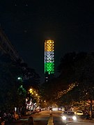 The 42, anlässlich des Unabhängig­keits­tags 2019 in den Farben der indischen Trikolore beleuchtet