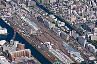 Depot Fukagawa (Bildmitte) der U-Bahn Tokio im verdichteten urbanen Kontext des Bezirks Kōtō