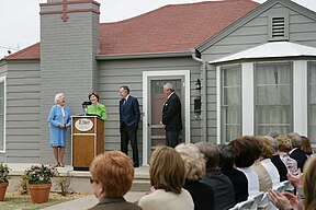 Barbara Bush, Laura Bush (am Pult) und George H. W. Bush bei der Widmung der Gedenkstätte am 11. April 2006