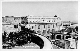 A view of the Castillo de San Cristóbal in 1915.