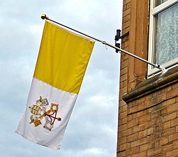 Vatikanflagge im britischen Seitenverhältnis 1:2 in Bradford