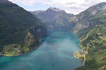 Blick von Løsta auf den Geirangerfjord