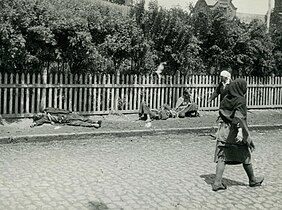 Fußgänger und verhungernde Bauern auf einer Straße in Charkiw, 1933