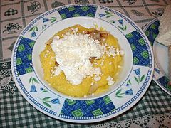 Mămăligă with pork rind, bryndza and sour cream