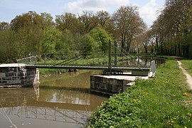 The swing bridge at Chevillon-sur-Huillard