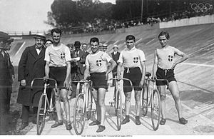 Magnani mit der Siegermannschaft der Olympischen Spiele 1920 (rechts)