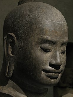 (Vermutlich) Kopf des Jayavarman VII., 1181–1201 oder 1218, Bayon-Stil. Kambodscha.