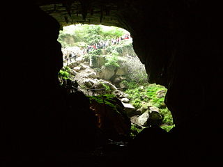 Eingangsportal der Grotte de Lombrives