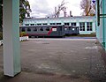 Geschlossene Personenwagen an der Station Rodina
