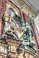 Der Erzengel Michael besiegt den Satan. Erzengel-Statue von August Vogel über dem Westportal